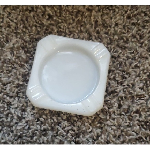 Set Of 2 Vintage 1950s Art Deco Square Pressed‎ Milk Glass Gold Ashtray - Picture 1 of 2